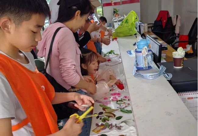 “ 捡拾垃圾 ‘趣’ 旅行 —— 游园寻宝纪 ”环保志愿活动在怡和社区举行(图2) 6b7b34ea5bb4031021bd960edeff0ade.jpg